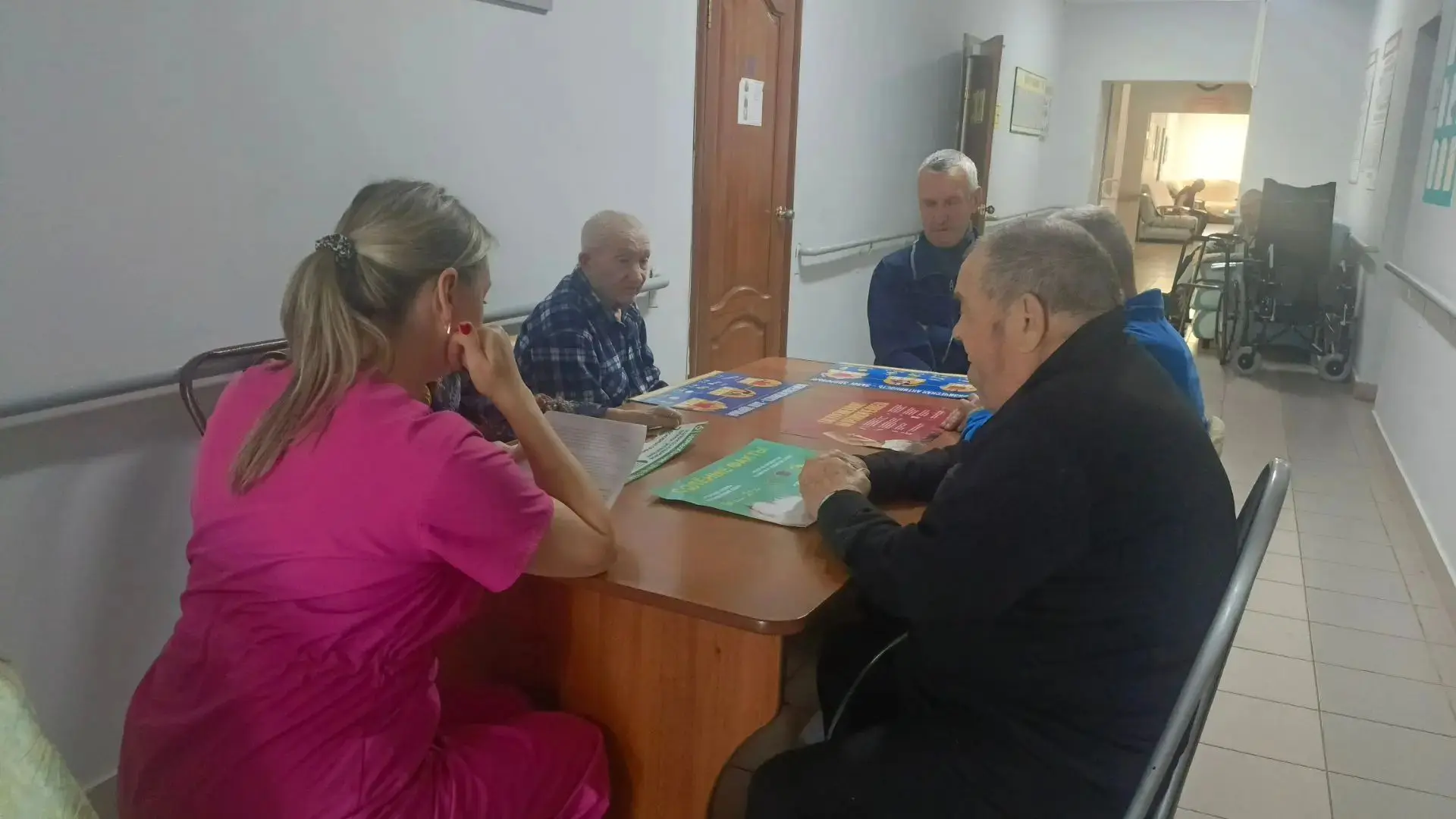 Круглый стол «Ведём здоровый образ жизни»: медсестра обсудила с пожилыми людьми основы ...
