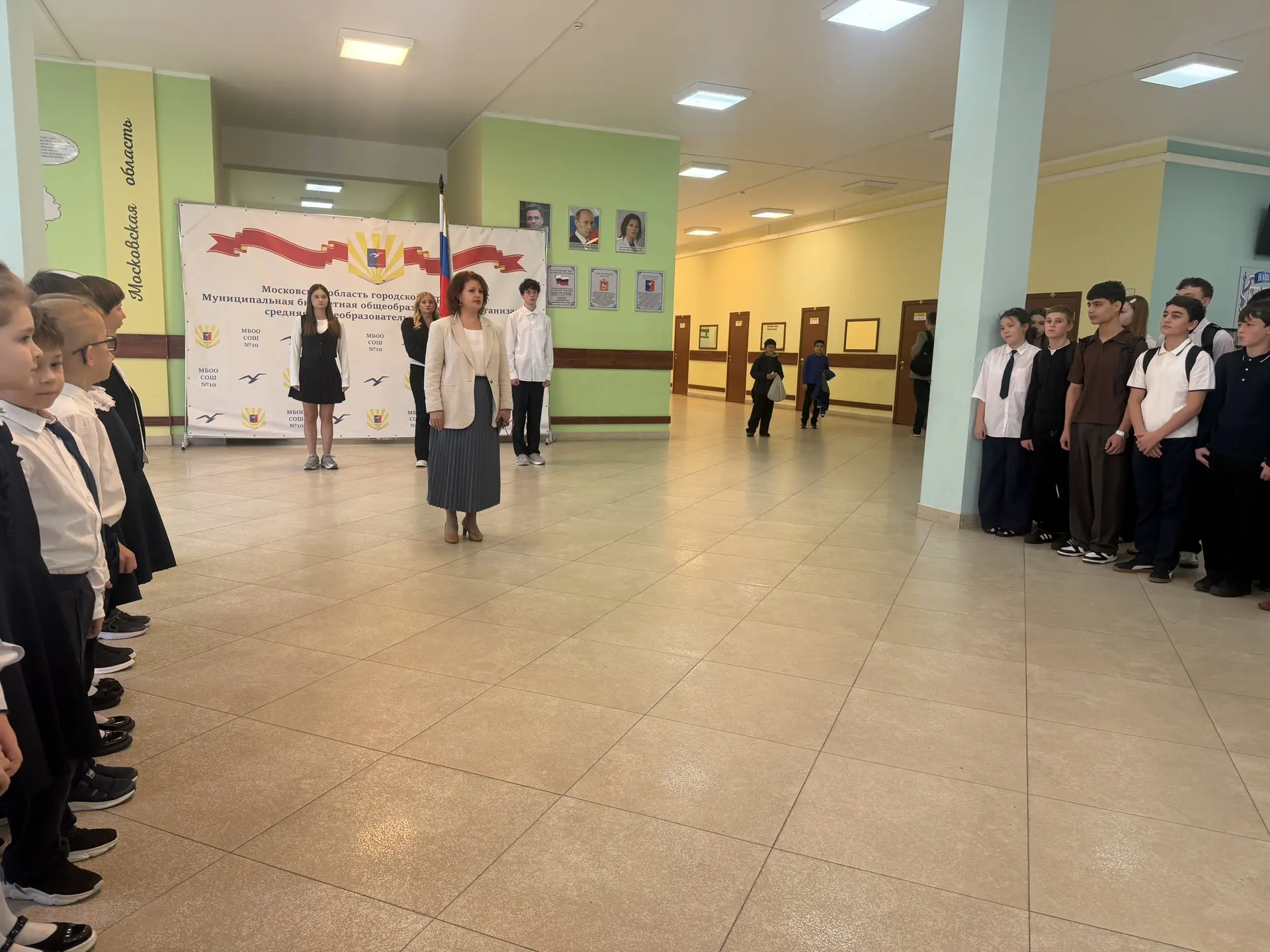 Для учеников второй смены первая учебная неделя после каникул также началась с традицио...