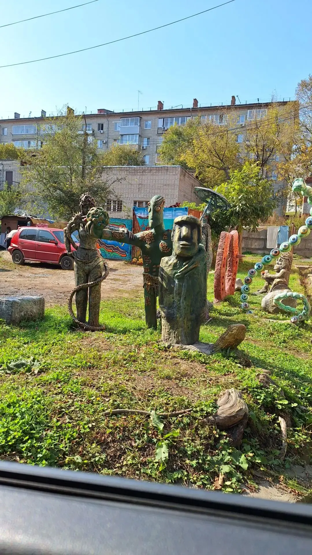 Вот такой не обычный двор, между Нахимовской 27а  и Горького 28а