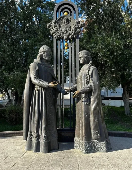 Погладь кота и потрогай нос Бабы Яги: самые «натертые» памятники Ростова