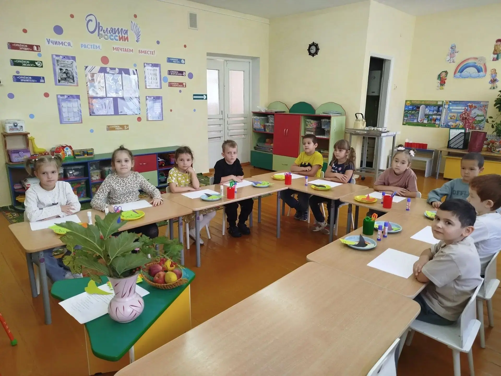 🍎В подготовительной группе прошло очень творческое занятие по аппликации «Ваза с фрукт...