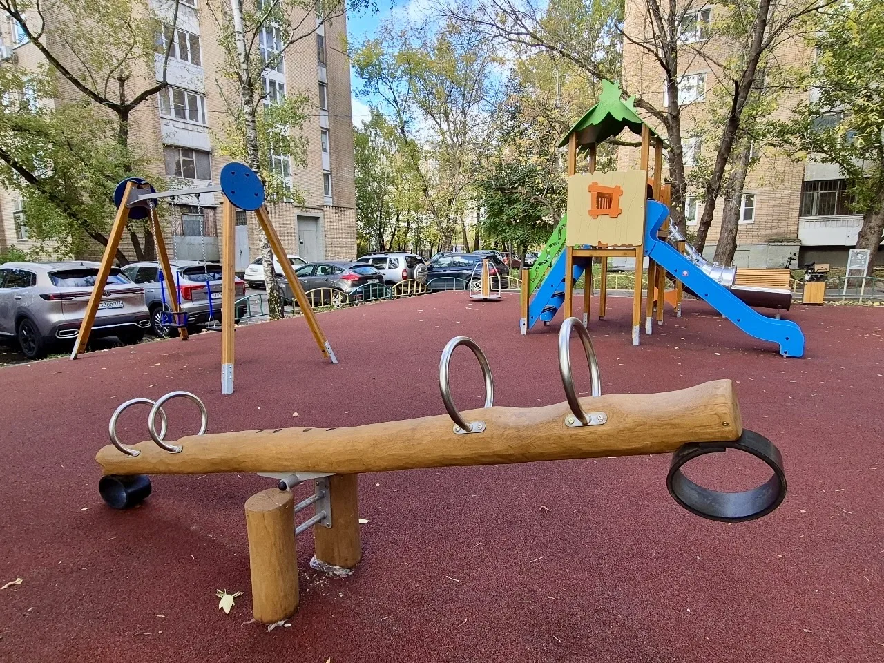 В Печатниках обновили две детские площадки
