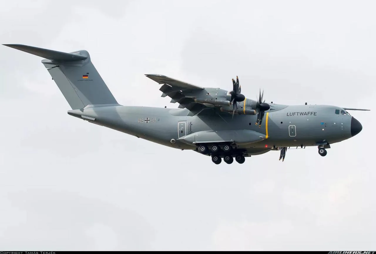 Военно‑транспортный самолёт ФРГ (Airbus A400M Atlas) пролетел над Балтийским морем рядо...