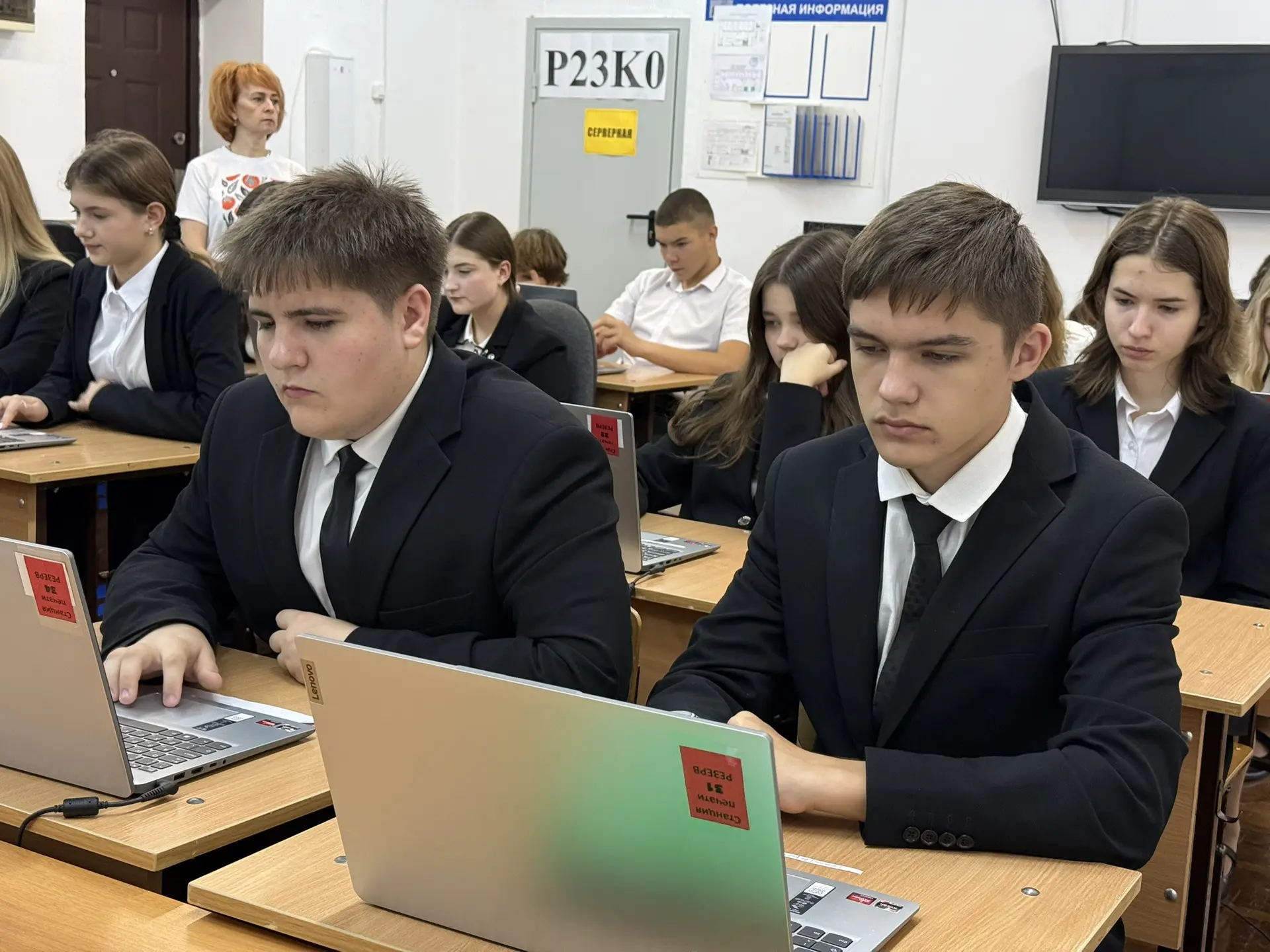 🏫👩🏼‍💻