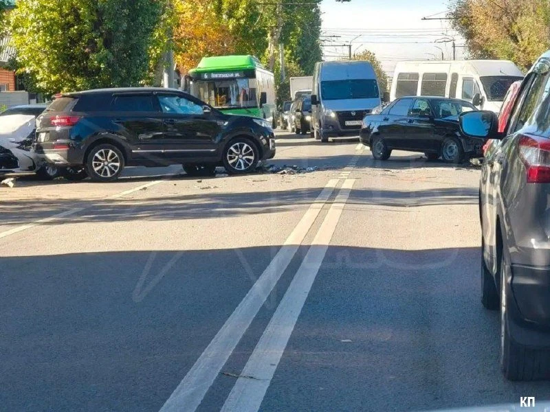В Оренбурге столкнулись 4 автомобиля на улице Шевченко. Движение затруднено.