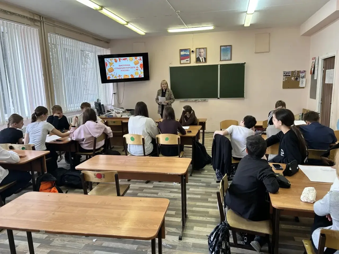 В МОУ СШ 5 прошла викторина « Традиции народов России»Участники отвечали на вопросы про...