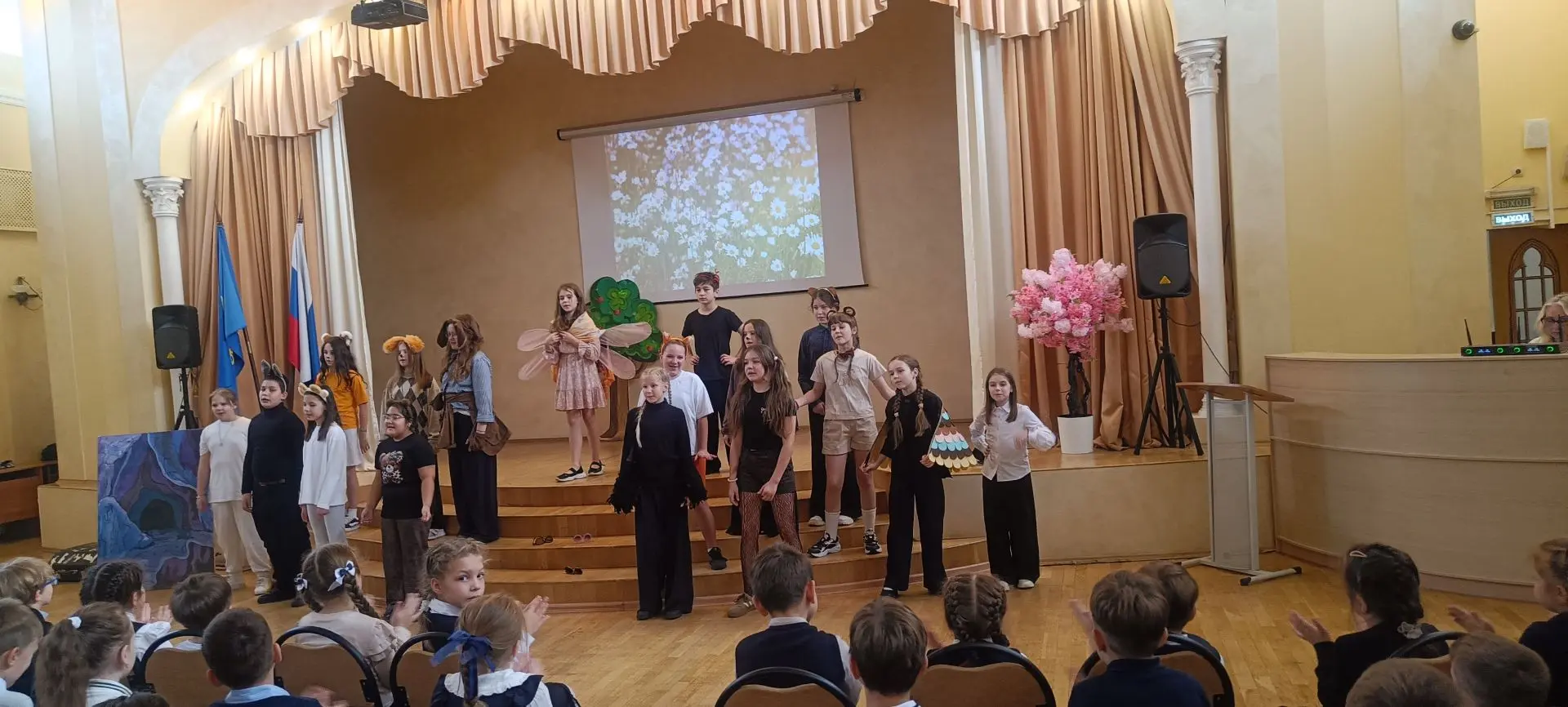 15 октября  школьный театр "Школа волшебства"( руководитель Юркина О.В)