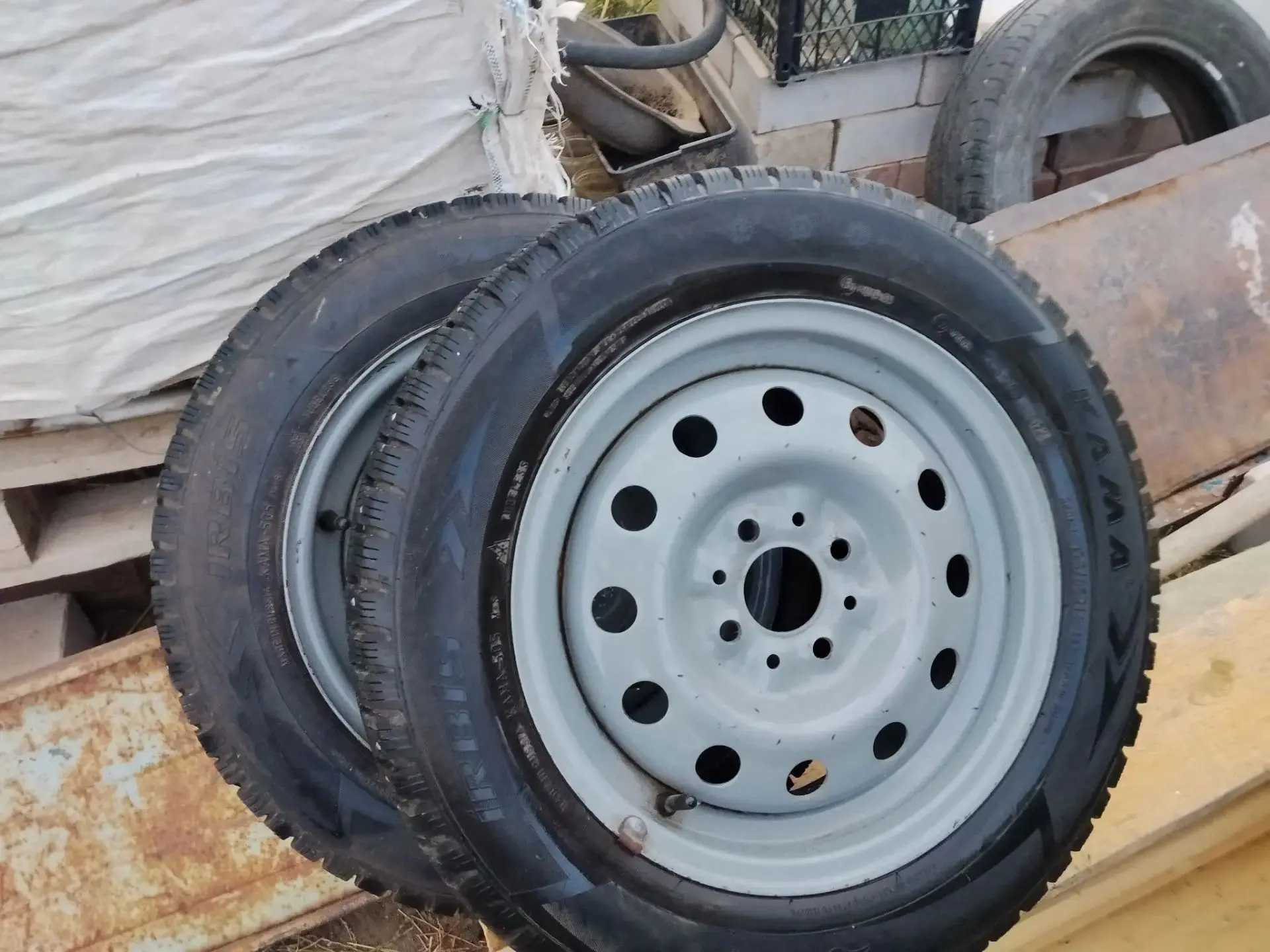 В продаже Кама 175/65 r 14 , отличном состояние,стояли на Приоре одну зиму откатали цен...