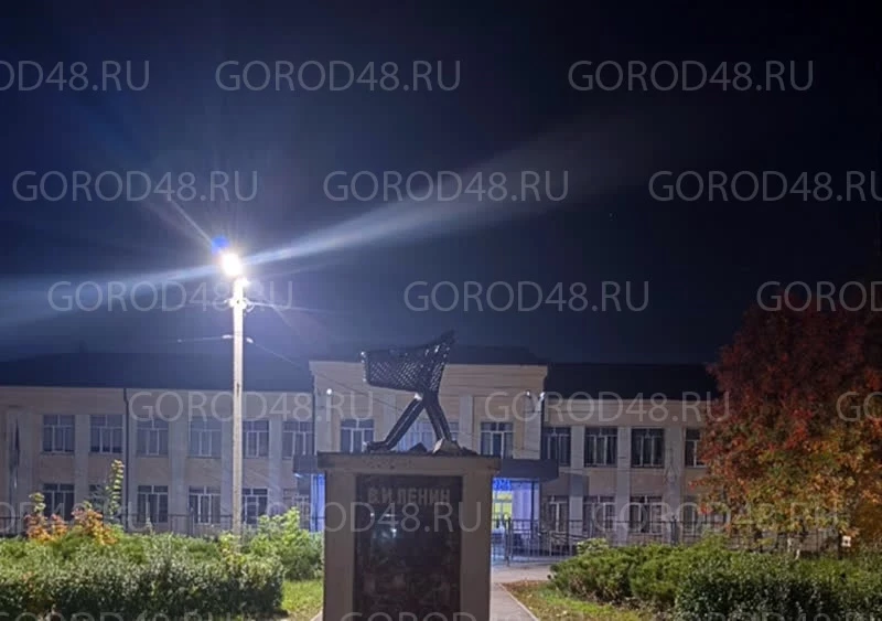 Пока коммунисты реставрируют обветшавшего Ленина, на его место водрузили символ капитал...