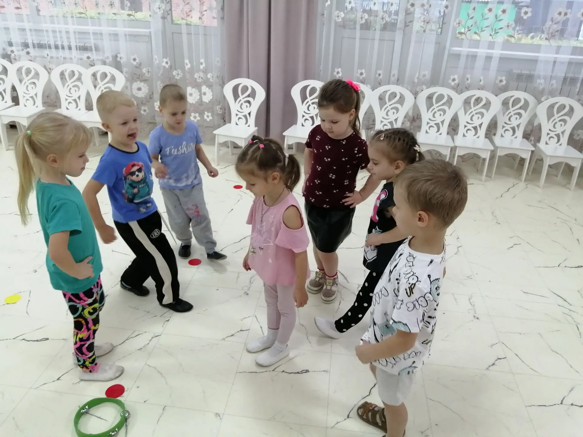 Дети средней группы познакомились с новыми фольклорными играми. Фольклорная игра — это ...