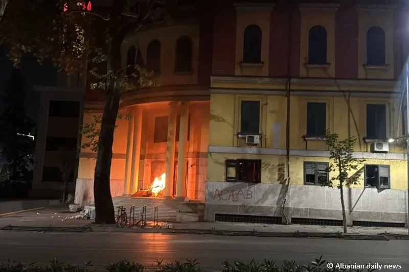 Протестующие в Албании ворвались в здание Минэкономики.