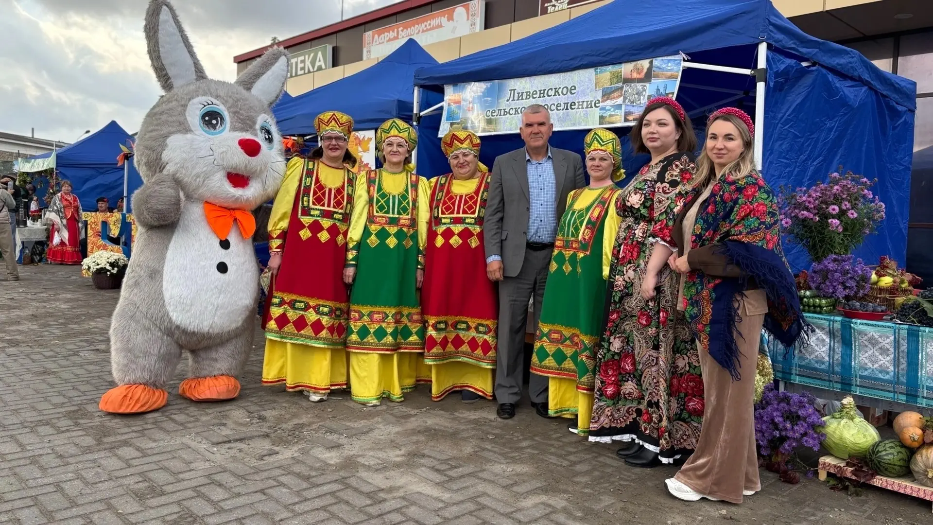 Золото на деревьях, гармонь в воздухе и запах пирогов - Бирюченская ярмарка в канун Пок...