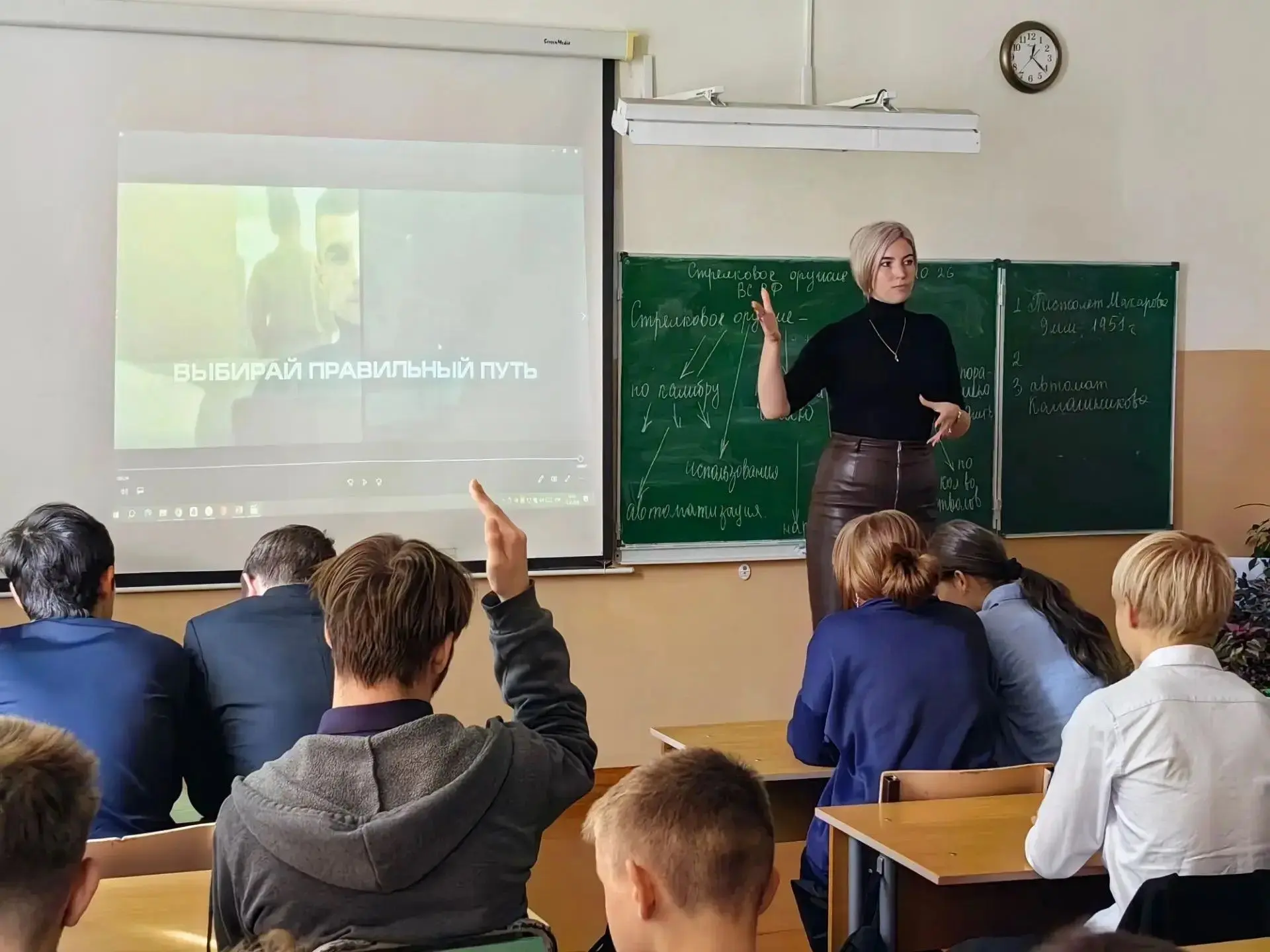 В рамках подросткового клуба «СВОИ» прошла важная встреча. И.о. директора Молодёжного ц...
