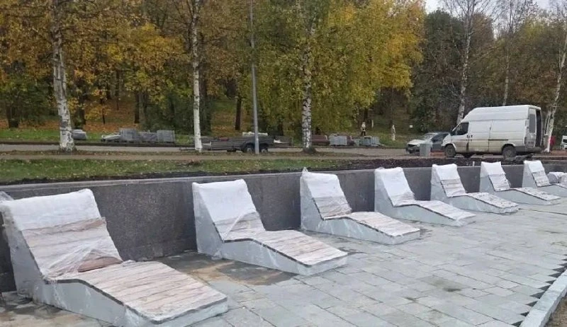 Шезлонги установили на набережной Петрозаводска.