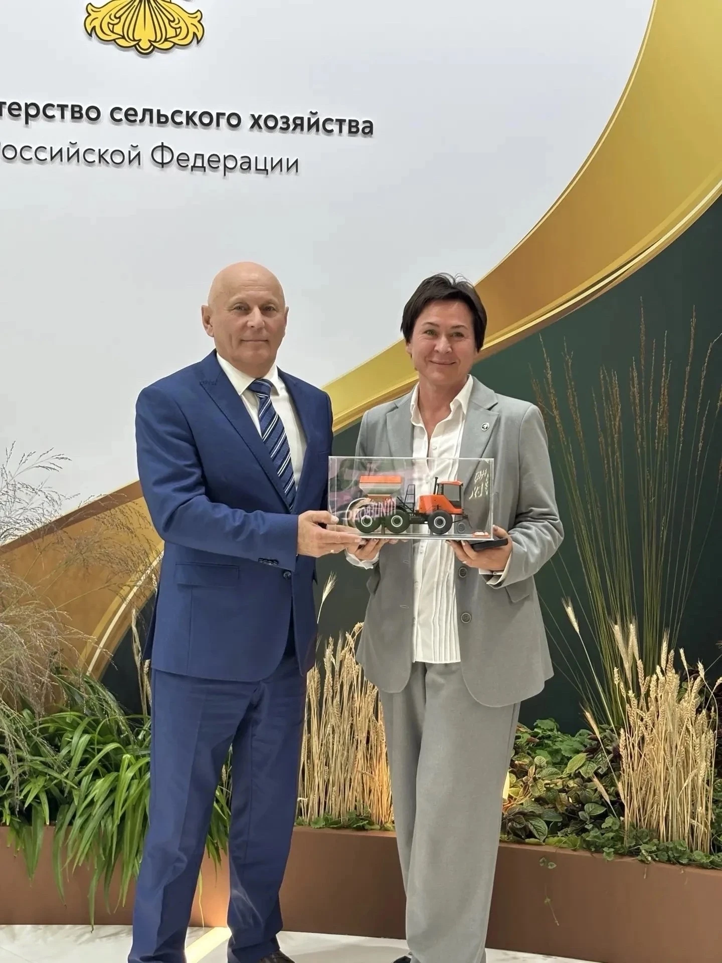 🌾 Омская делегация подписала соглашения на «Золотой осени»