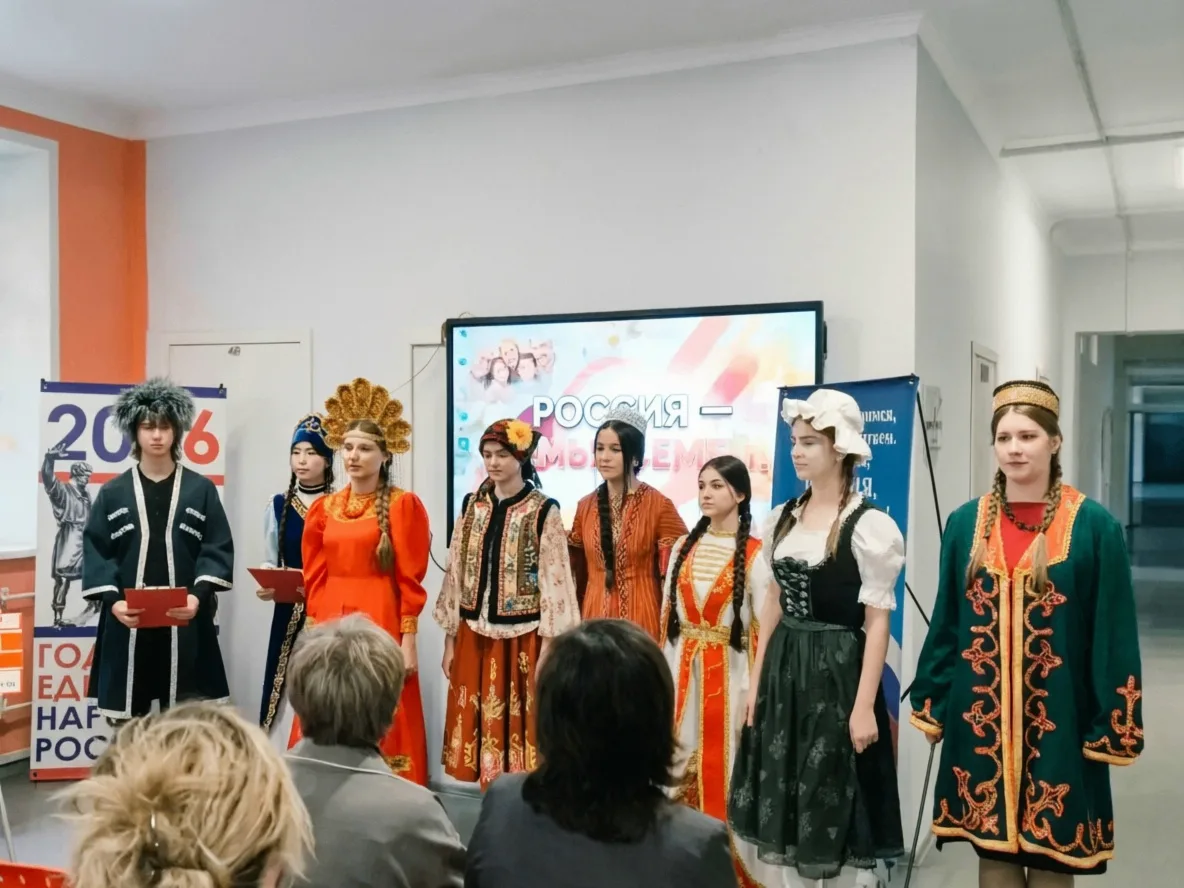 🇷🇺 «РОССИЯ — СЕМЬЯ СЕМЕЙ»: В ШКОЛЕ №6 Г.МАРКСА ПРОШЛА МУНИЦИПАЛЬНАЯ КОНФЕРЕНЦИЯ К ГОД...