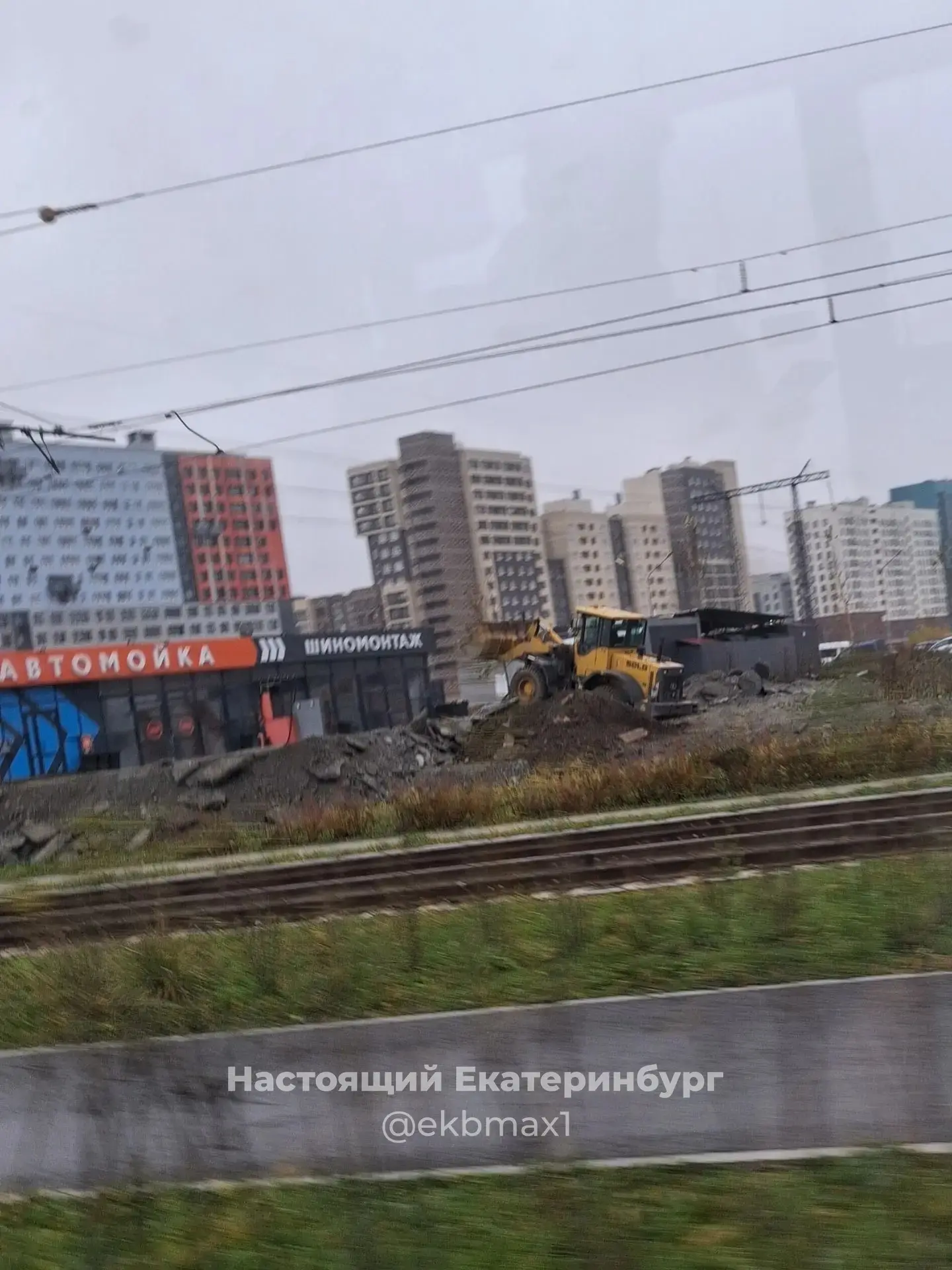 Возле автомойки на районе Аквагейзер на ул.Лучистой устроили свалку, ругается подписчик.