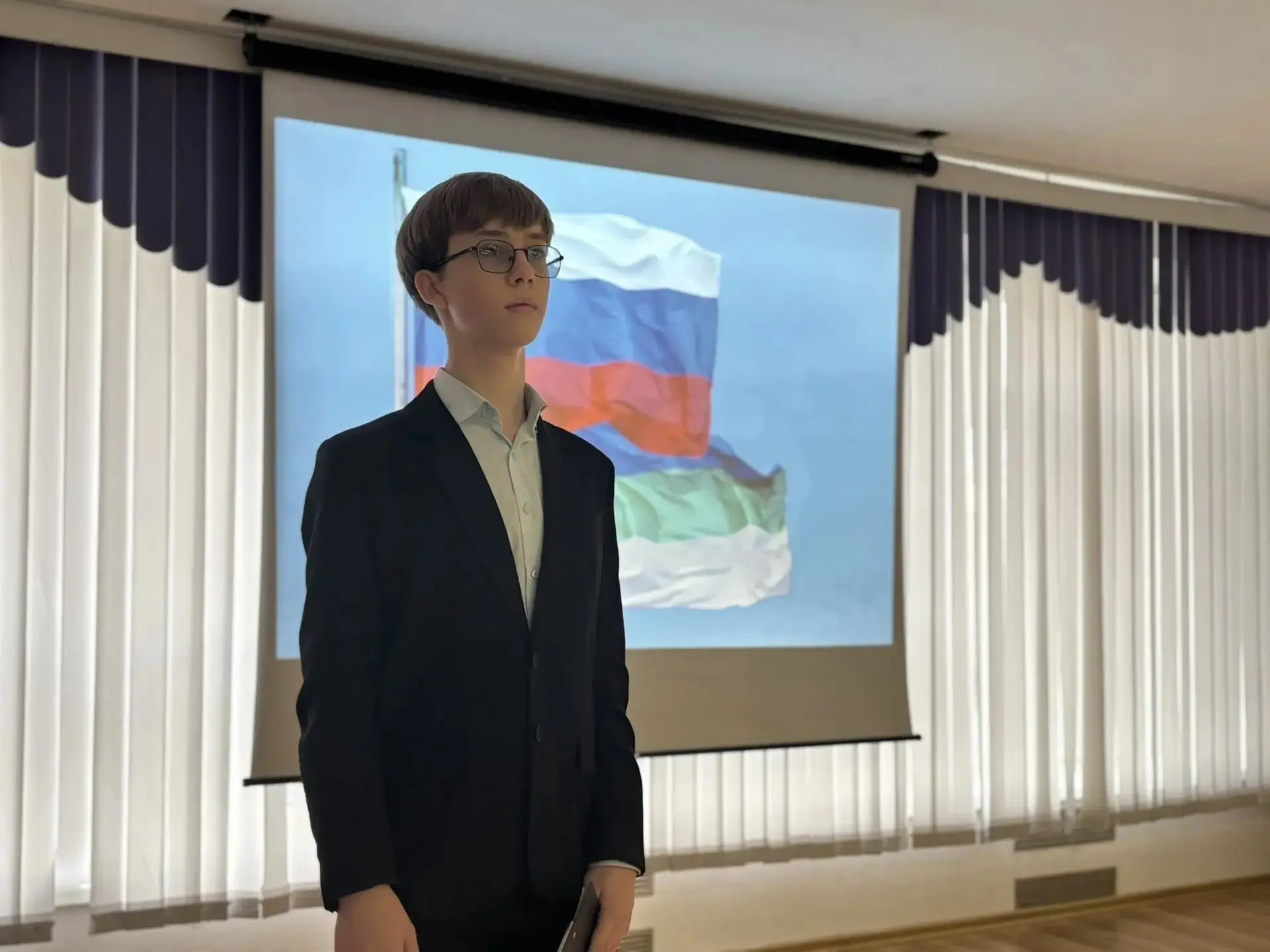 📝 Сегодня утро наших Лицеистов началось с исполнения гимнов РФ и РК и вноса флагов.