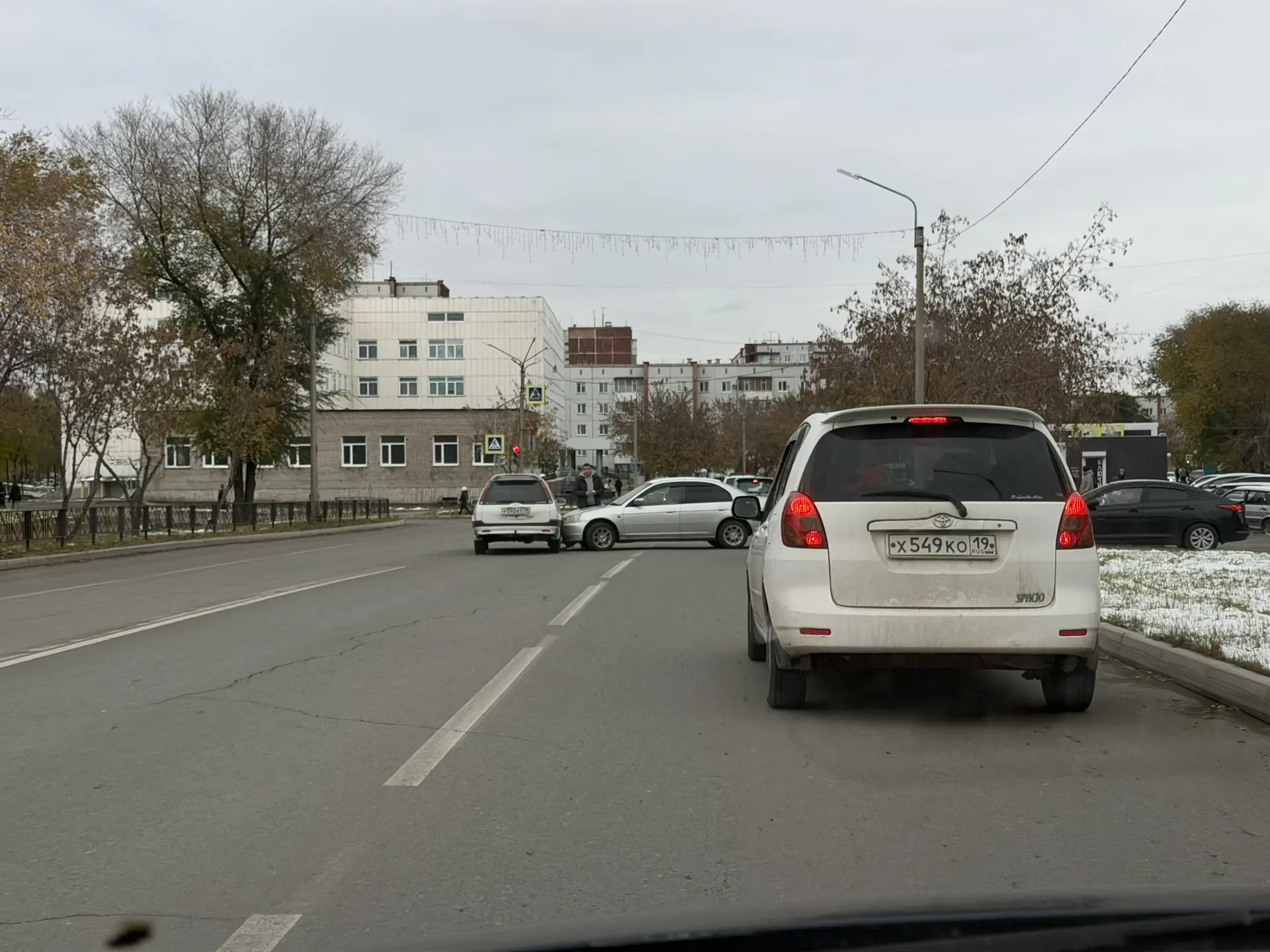 Авария на Пионерской улице в районе «Альянса». Движение по полосе в сторону улицы Ивана...