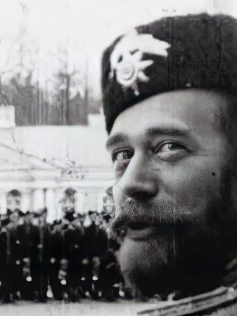 Царь смотрит в камеру через плечо - с улыбкой, как бы приглашая фотографа порадоваться ...
