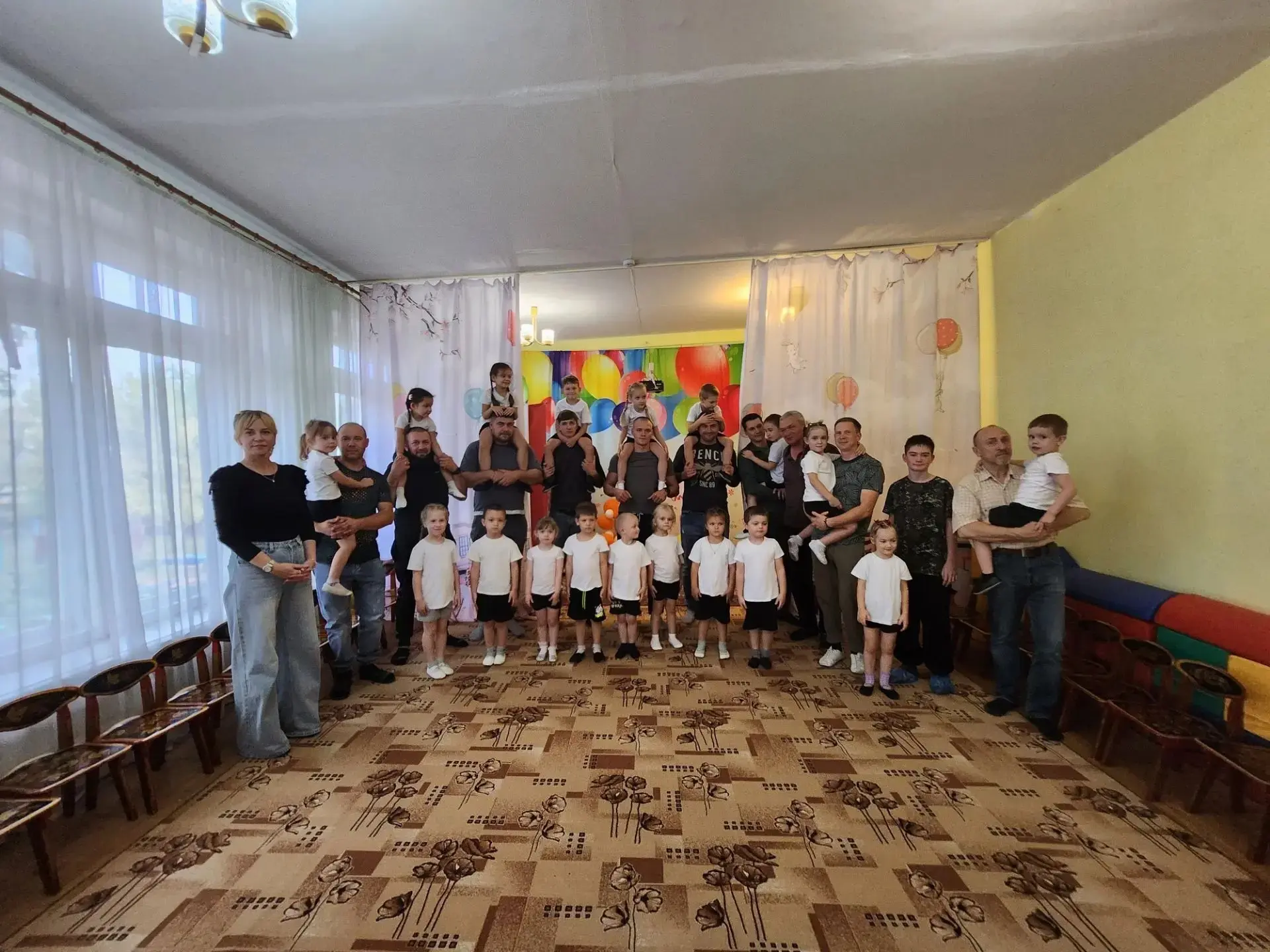 В средней группе прошла яркая и энергичная акция «Зарядка с папой», приуроченная ко Дню...