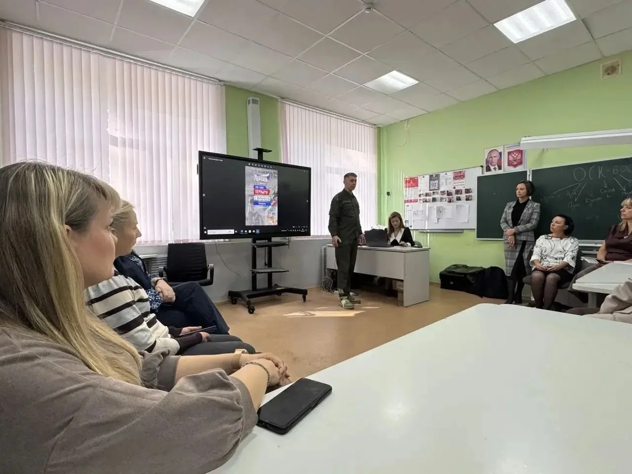 В нашей школе стартовала патриотическая выставка, посвящённая покорителям космоса. Эксп...