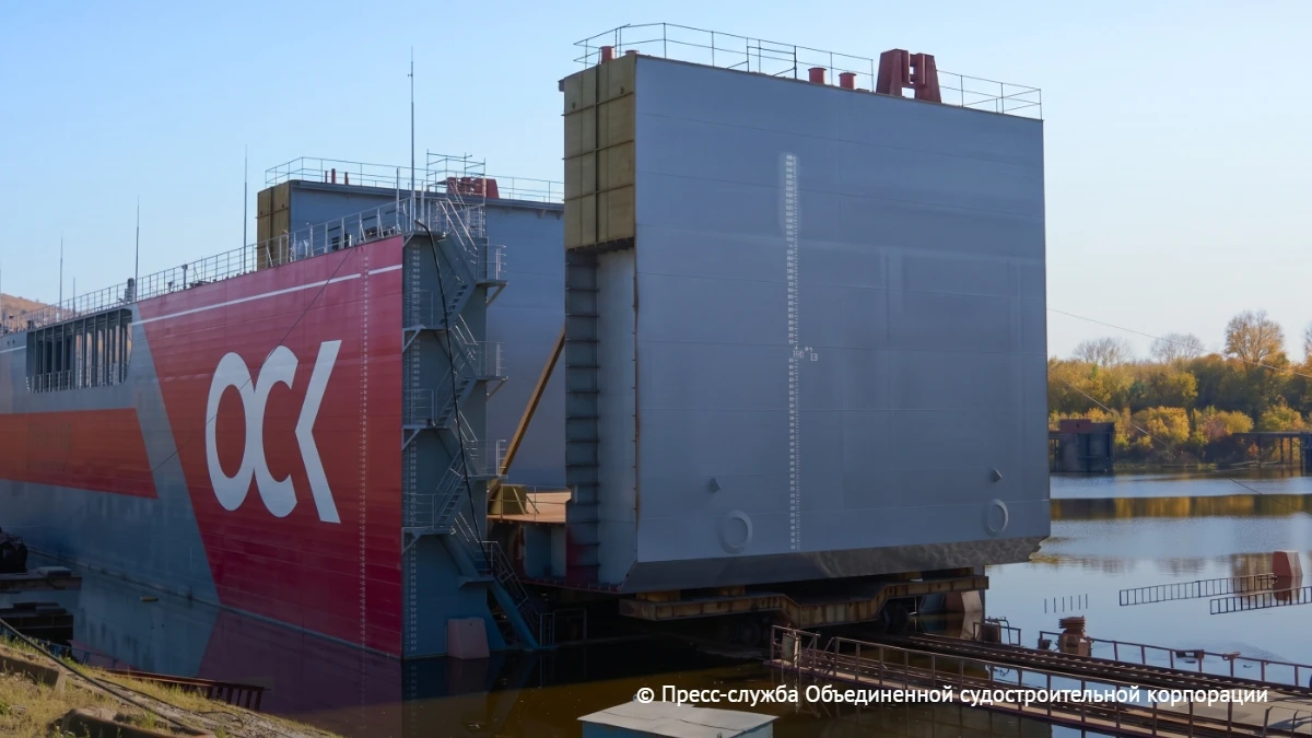 Амурский судостроительный завод ОСК вывел из цеха первый блок строящего плавучего транс...
