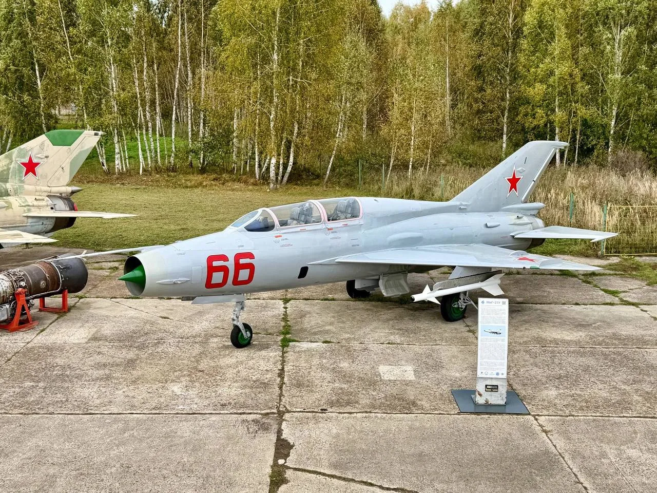 В Орешково полностью восстановили внешний вид одного из местных экспонатов. МиГ-21У.