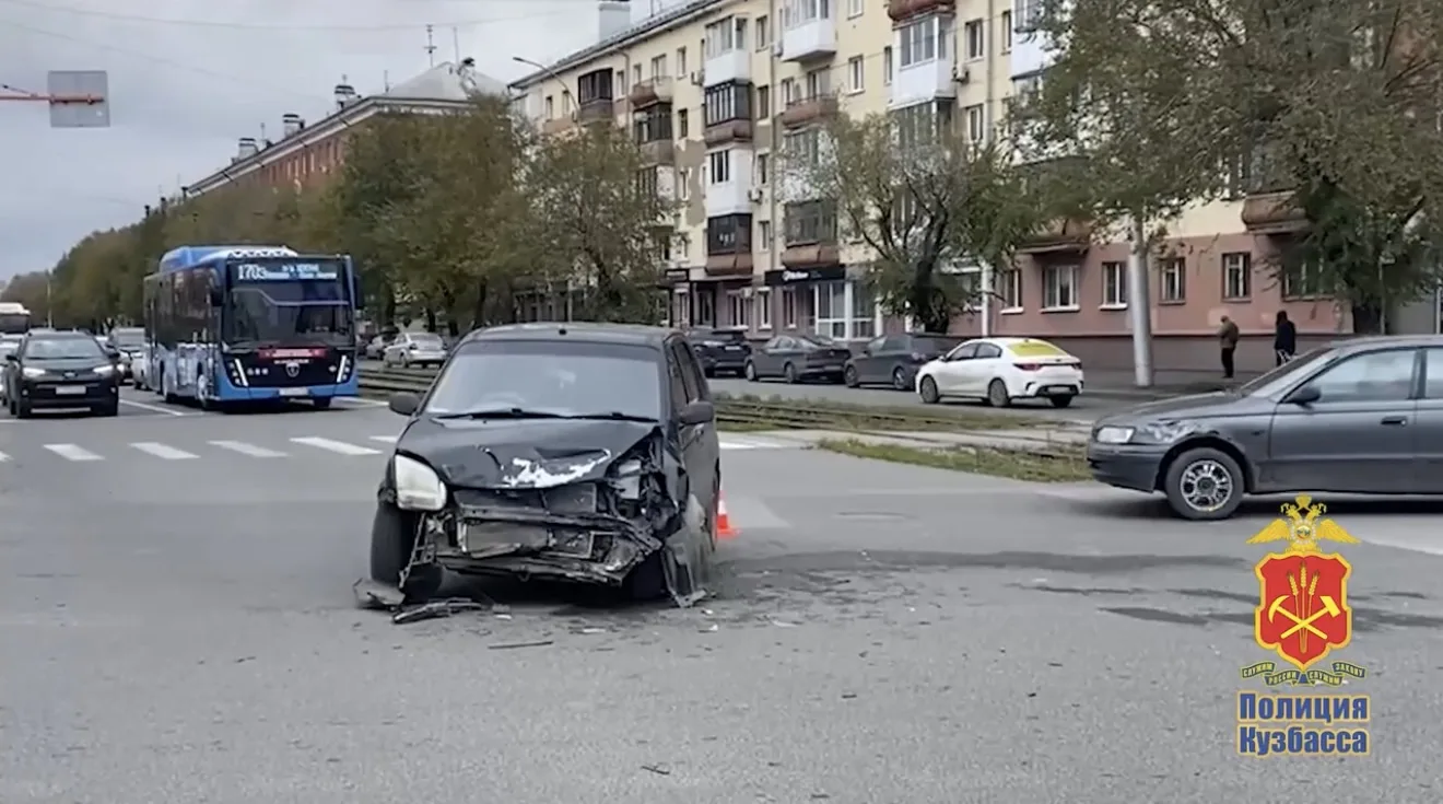 В Кемерове на улице Дзержинского автомобиль наехал на пешехода. Женщина скончалась в бо...