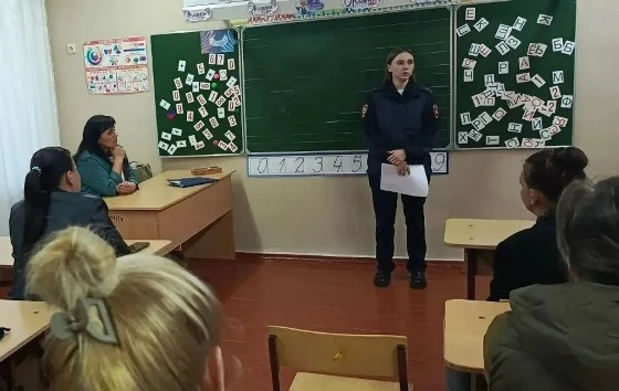🏫В Майкопском районе сотрудники полиции обсудили с родителями вопросы профилактики про...