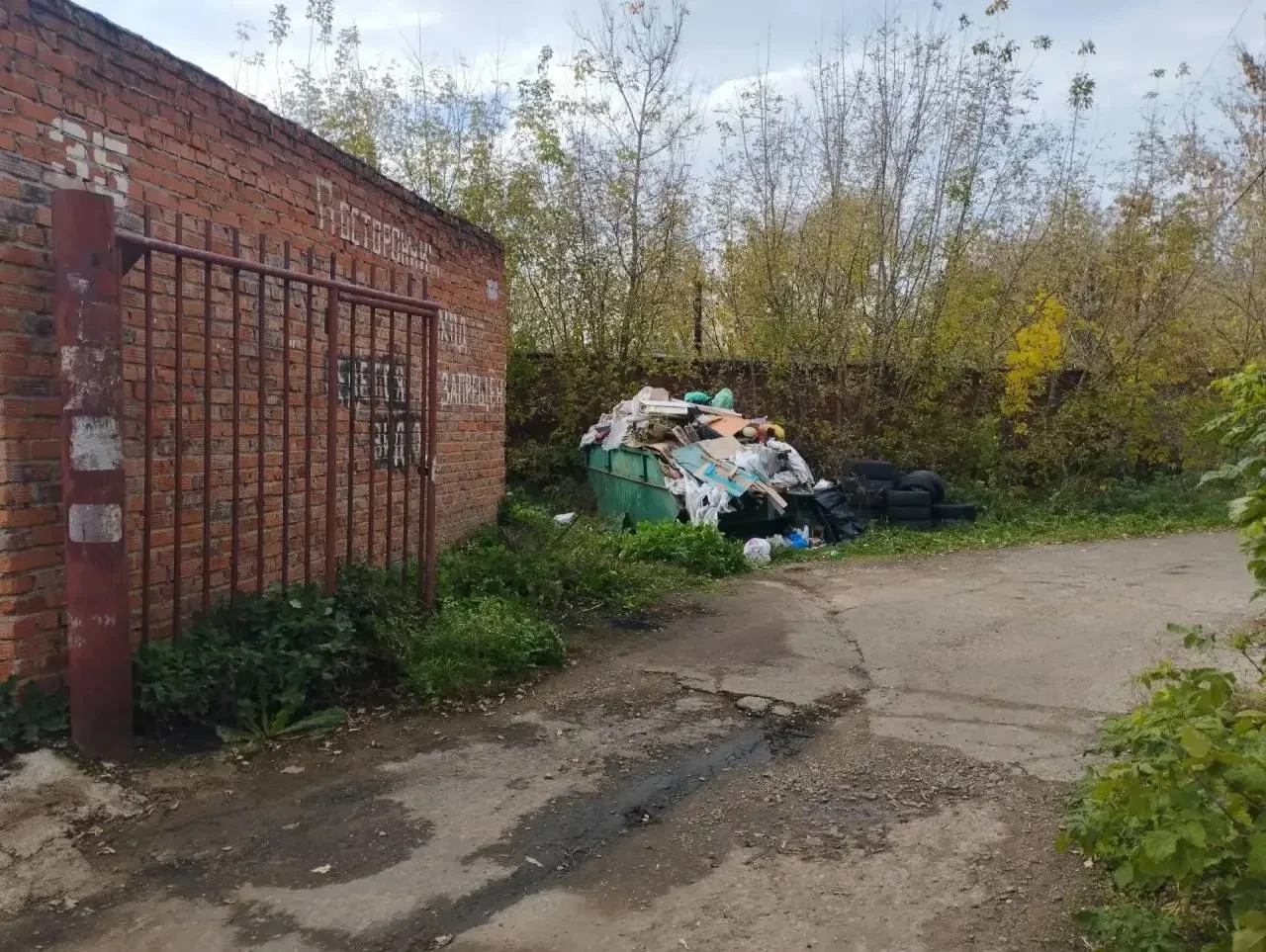 На Чабьинской гаражи тонут в мусоре