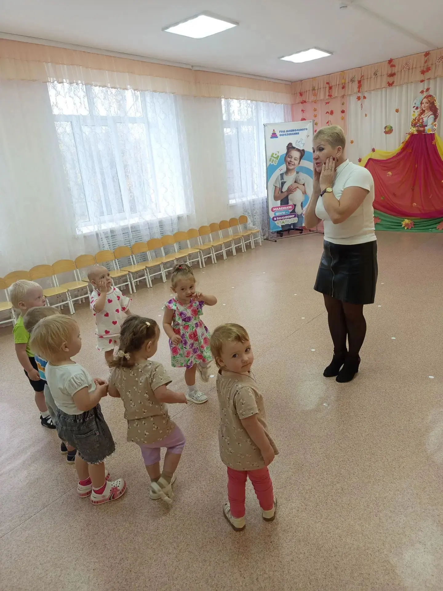 В первой младшей группе прошло музыкальное занятие. С ребятами учились подпевать фразы ...