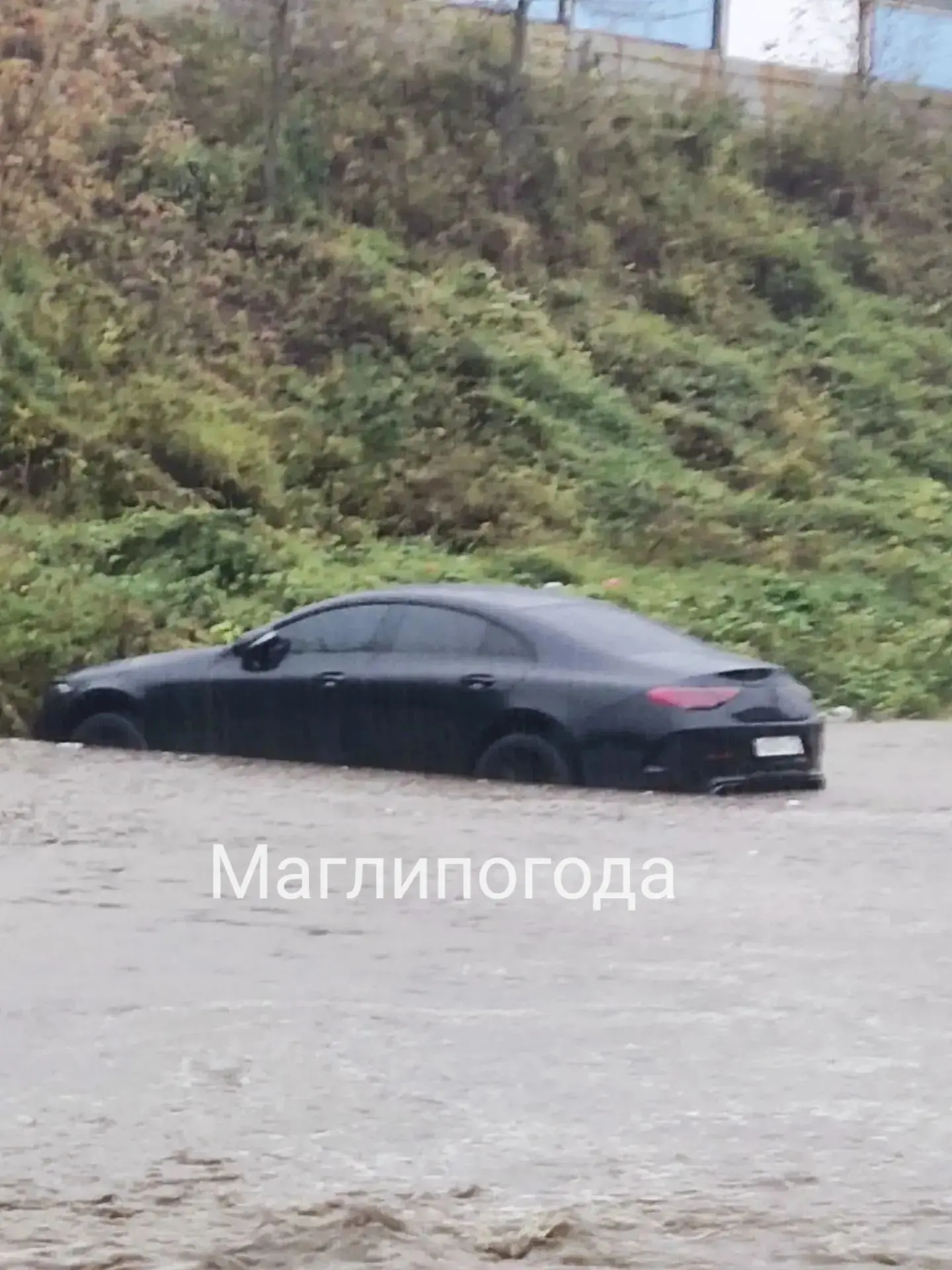 📍Во Владивостоке на улице Космонавтов затопило машину, на Тихой идёт ливень 💧🌧️💧🌧️