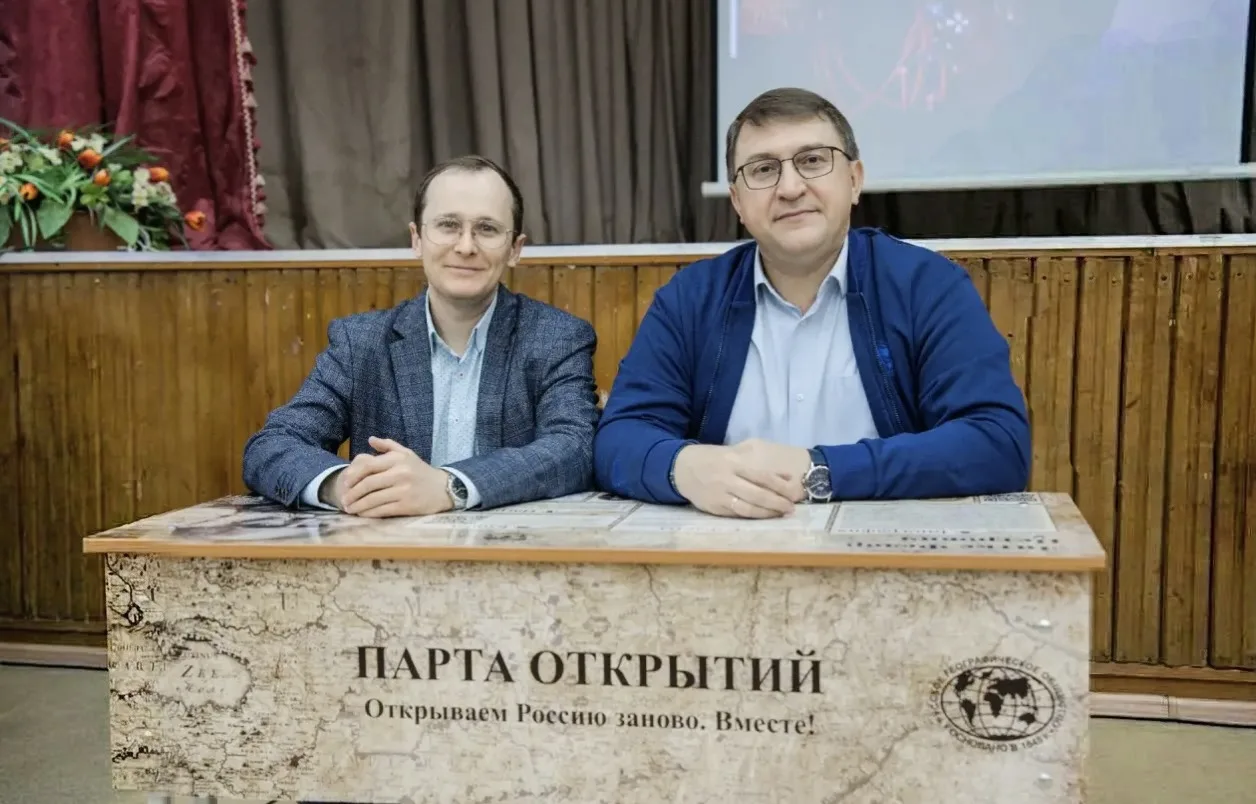 🌍 Памяти основателя РГО: в ОмГУ открыли парту Фёдора Литке