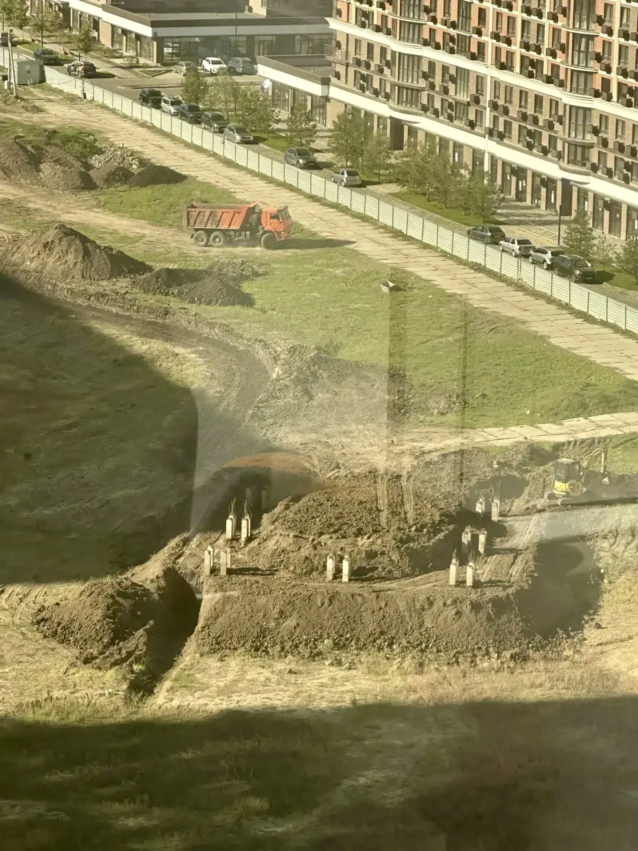 На «озере» сваи, предназначенные когда-то под ресторан на воде , начали откапывать