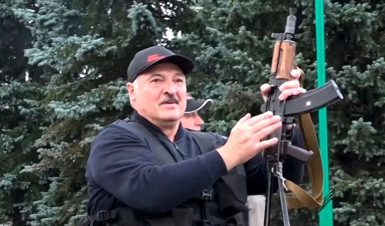Лукашенко готовится к войне: в каждом сельсовете Белоруссии создадут отряды народного о...
