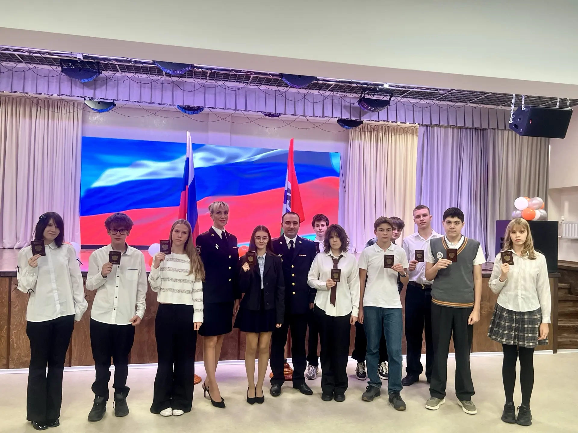В Новосибирске прошла торжественная церемония вручения первых паспортов 14‑летним подро...