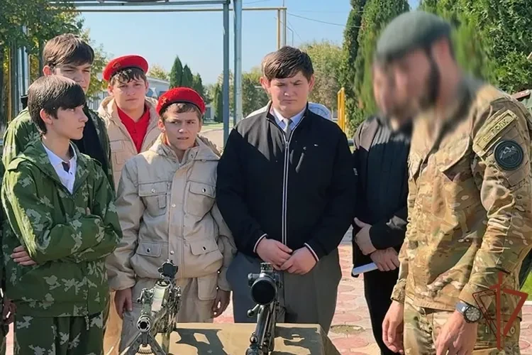 В Урус-Мартане росгвардейцы провели День открытых дверей для школьников
