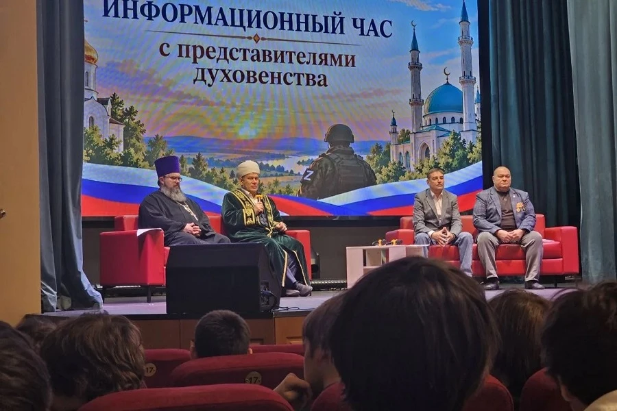 ☪️В Уруссу прошла встреча школьников с казыем ДУМ РТ Маратом хазратом Марданшиным!🤝