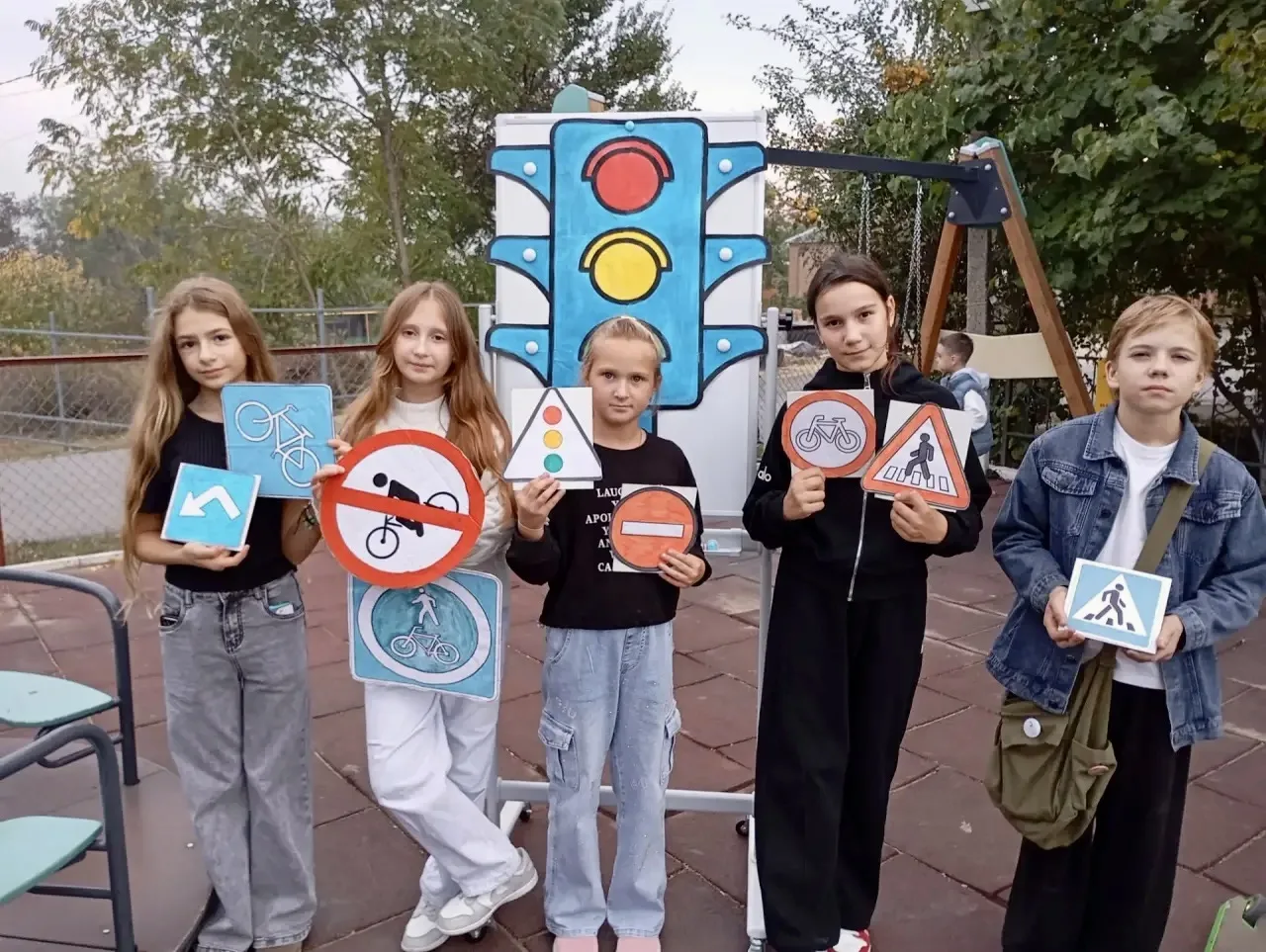 🚦13 октября с ребятами провели увлекательную игровую программу «Красный, жёлтый, зелён...