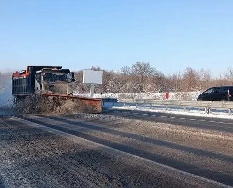 Отвалами комбинированных дорожных машин (КДМ) готовы встретить непогоду дорожники. Коло...