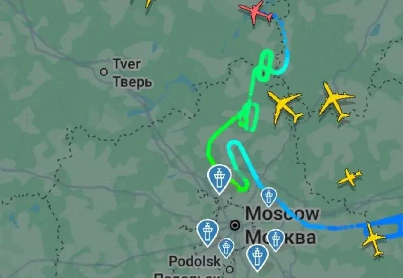 ✈️ Самолет Владимира Путина не может совершить посадку в Москве из-за массовой атаки БПЛА.