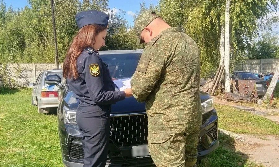 🚗 Орловские приставы передали конфискованный кроссовер в зону СВО