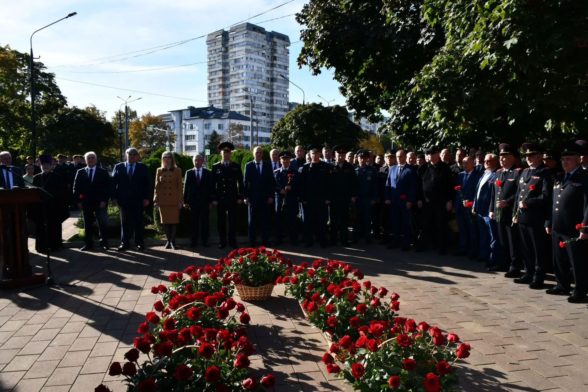 В СКВЕРЕ МИЛИЦИИ ПОЧТИЛИ ПАМЯТЬ СОТРУДНИКОВ ПРАВООХРАНИТЕЛЬНЫХ ОРГАНОВ, ПОГИБШИХ ПРИ ВЫ...