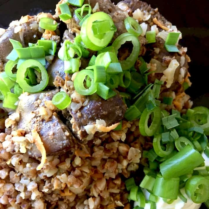 Гречка с куриной печенью и грибами
