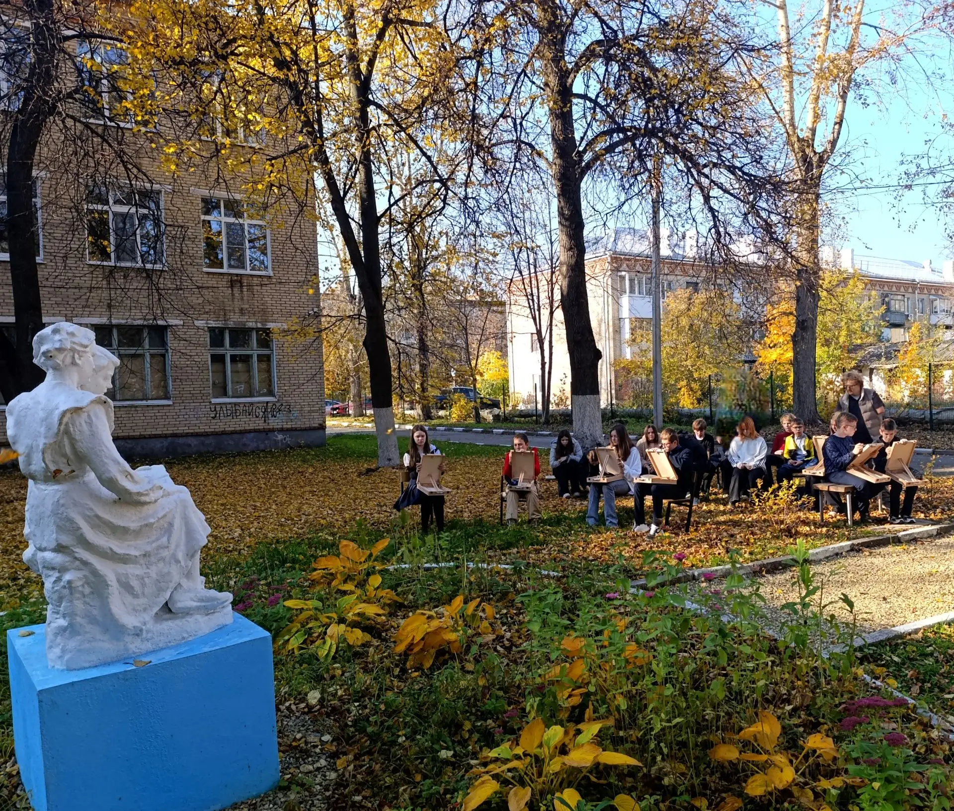 В нашем школьном Сквере Памяти прошёл особенный мастер‑класс по рисованию с натуры. Его...