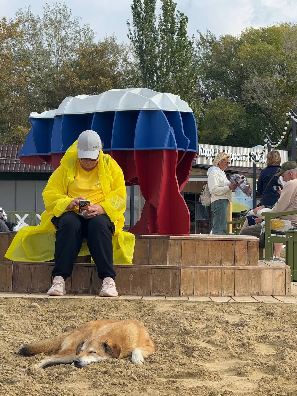 На Центральном пляже Анапы сегодня стало оживлённее