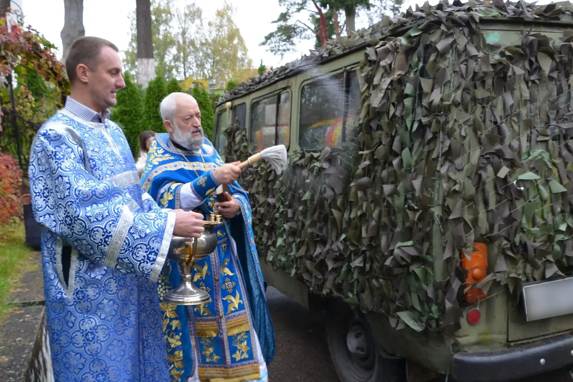 Проводили машину на фронт.