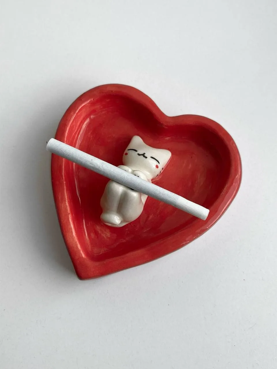 ❤ Пепельницу с КОТИКОМ сделал gatitosentimental — внутри сердечка лежит малыш, который ...