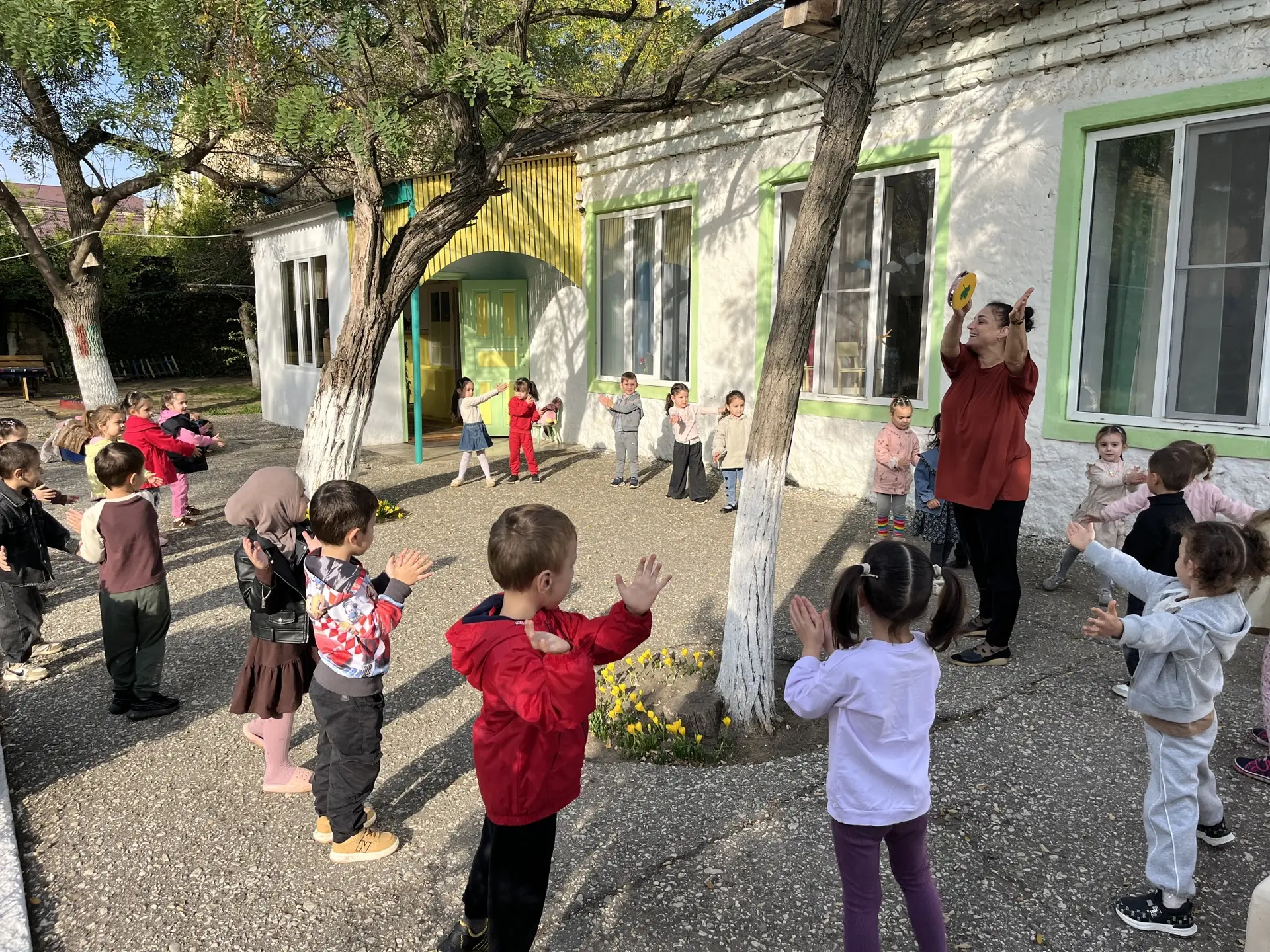 Утро в нашем детском саду начинается бодро и энергично!